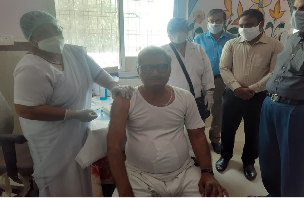 कोरोना टीकाकरण का दूसरा चरण : रीवा में सबसे पहले सांसद जनार्दन मिश्रा ने लिया वैक्सीन का शॉट